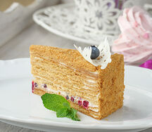 Медовик с клюквенной прослойкой