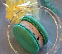 Макаронс-мороженое Черная смородина