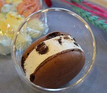 Макаронс-мороженое Шоколад-ваниль