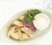 Белые грузди со сметаной и зеленью