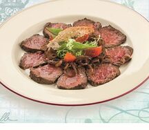 Ростбиф с карамельным луком