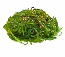 Салат чука с ореховым соусом