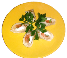 Рулетики из блинчика с лососем и сливочным сыром