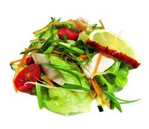 Теплый салат с кальмарами