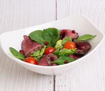 Салат-микс с ростбифом, томатами черри