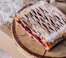 Слоеный пирог с вишней