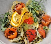 Салат овощной с лососем