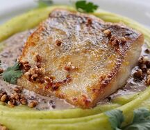 Судак с тапенадой из оливок