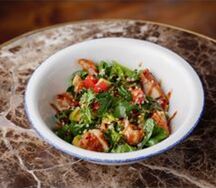 Теплый салат с цыпленком гриль