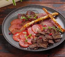 Тарелка мясных деликатесов