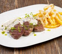 Медальоны из говядины с грибным соусом