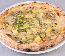 Пицца с грибным рагу с сыром камамбер