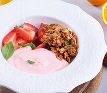 Гранола с йогуртом и сезонными ягодами