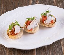 Брускетты Пастрами из цыпленка с икрой