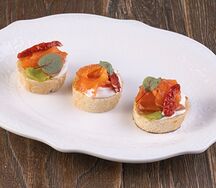 Брускетта с семгой и авокадо