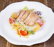 Салат Цезарь с куриной грудкой