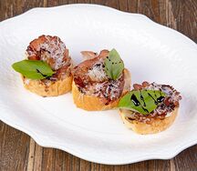 Брускетты Брезаола и томленая груша