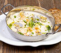 Креветки, кальмар, вонголе по-лигурийски