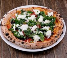 Пицца буратта и шпинат