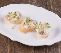 Брускетты кватро формаджи