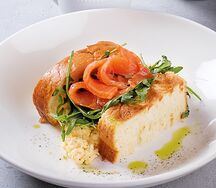 Бриошь со скрэмблом и сёмгой