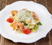 Салат Цезарь с тигровыми креветками