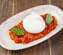 Буррата и овощное лечо