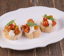 Брускетты с моцареллой и томатами