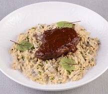 Говяжья щека с грибным орзо