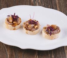Брускетта с паштетом и грушей