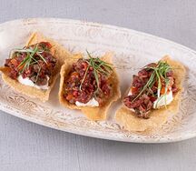 Кростини с тартаром из ростбифа