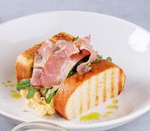 Бриошь со скрэмблом и коппой