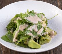 Зеленый с ореховым соусом