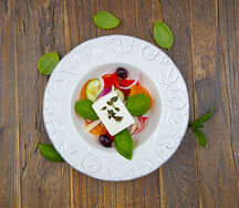 Салат из свежих овощей с сыром Фета