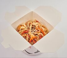 Вок с лапшой удон и курицей