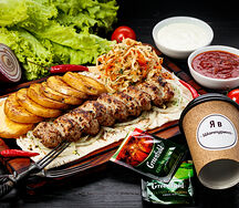 Ланч с кебабом из свинины