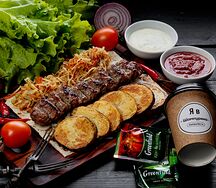 Ланч с кебабом из телятины