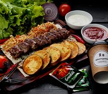 Ланч с кебабом из барашка