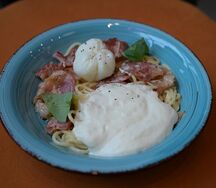 Паста с беконом и муссом из пармезана