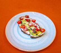 Тост с томатами и авокадо