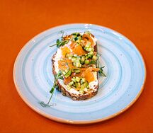 Тост с форелью и сливочным сыром