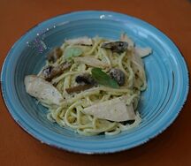 Зеленая паста с курицей и грибами