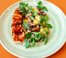 Куриная грудка с грибами и картофелем беби