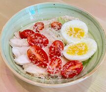 Салат с цыпленком и соусом блю чиз