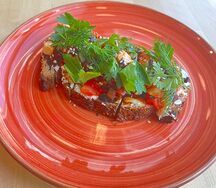 Тост с цыпленком в томатном соусе