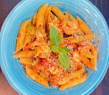 Пенне с креветками в соусе маринара