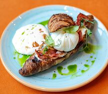 Круассан с беконом и яйцом