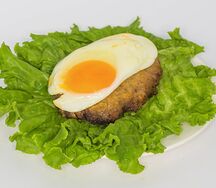 Бифштекс с яйцом