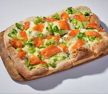 Пицца с лососем и брокколи