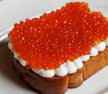 Бриошь с красной икрой